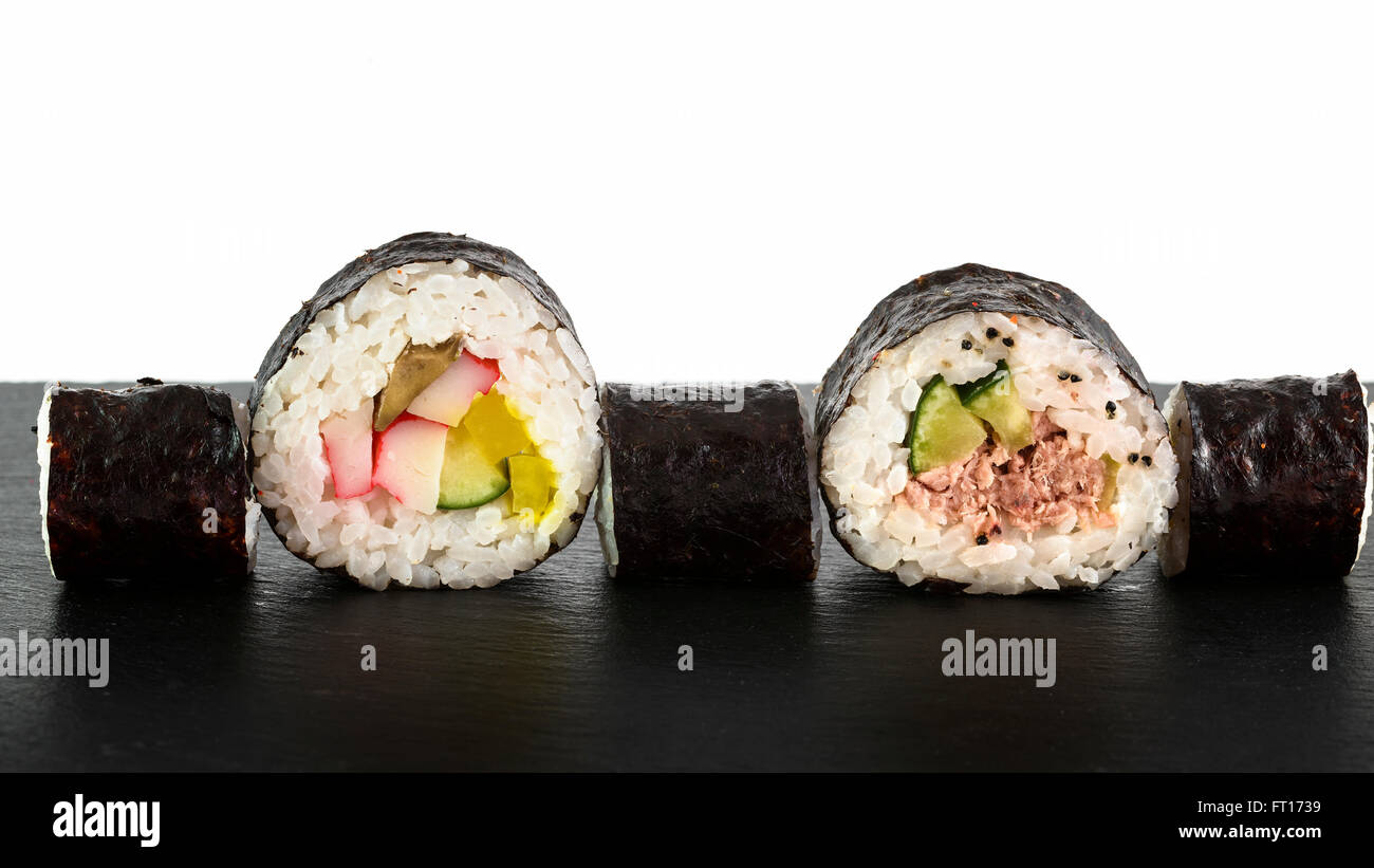 Deux morceaux de poisson cru et de riz pour sushi Banque D'Images