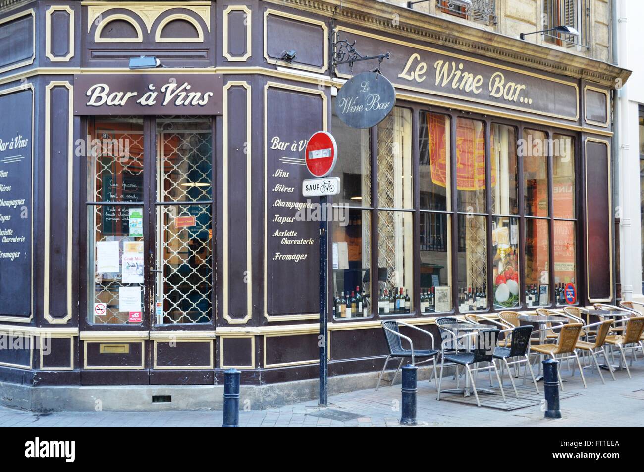 Des tables et des chaises à l'extérieur d'un bar fermé un Vins de Bordeaux, France Banque D'Images