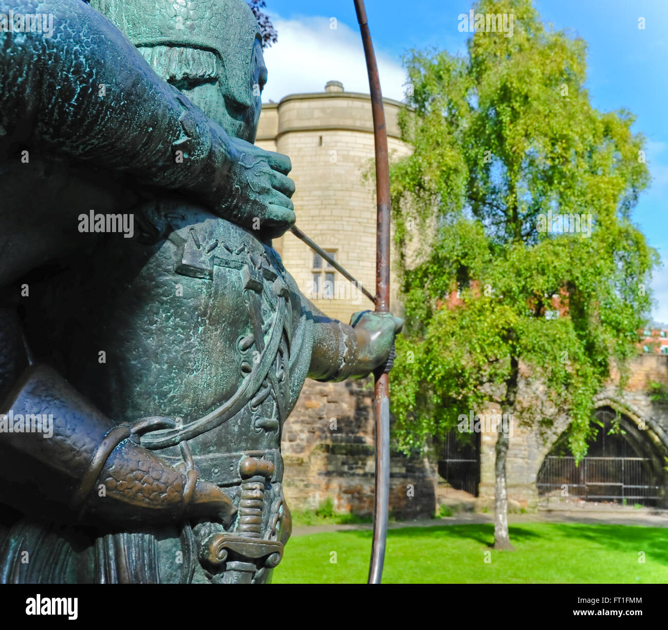 Statue de Robin des bois avec le château de Nottingham dans l'arrière-plan Banque D'Images