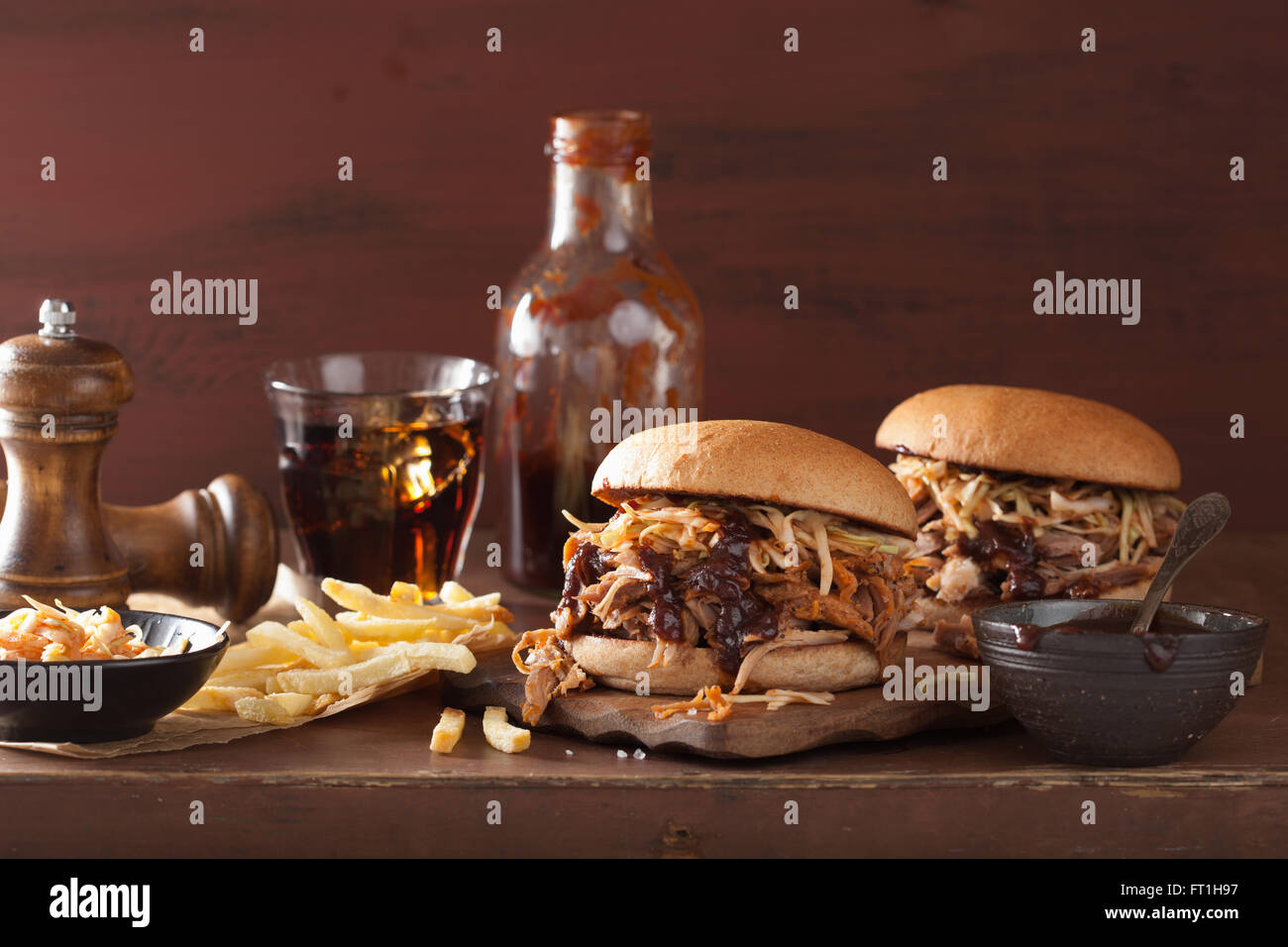 Burger de porc fait maison avec sauce bbq et salade de chou Banque D'Images