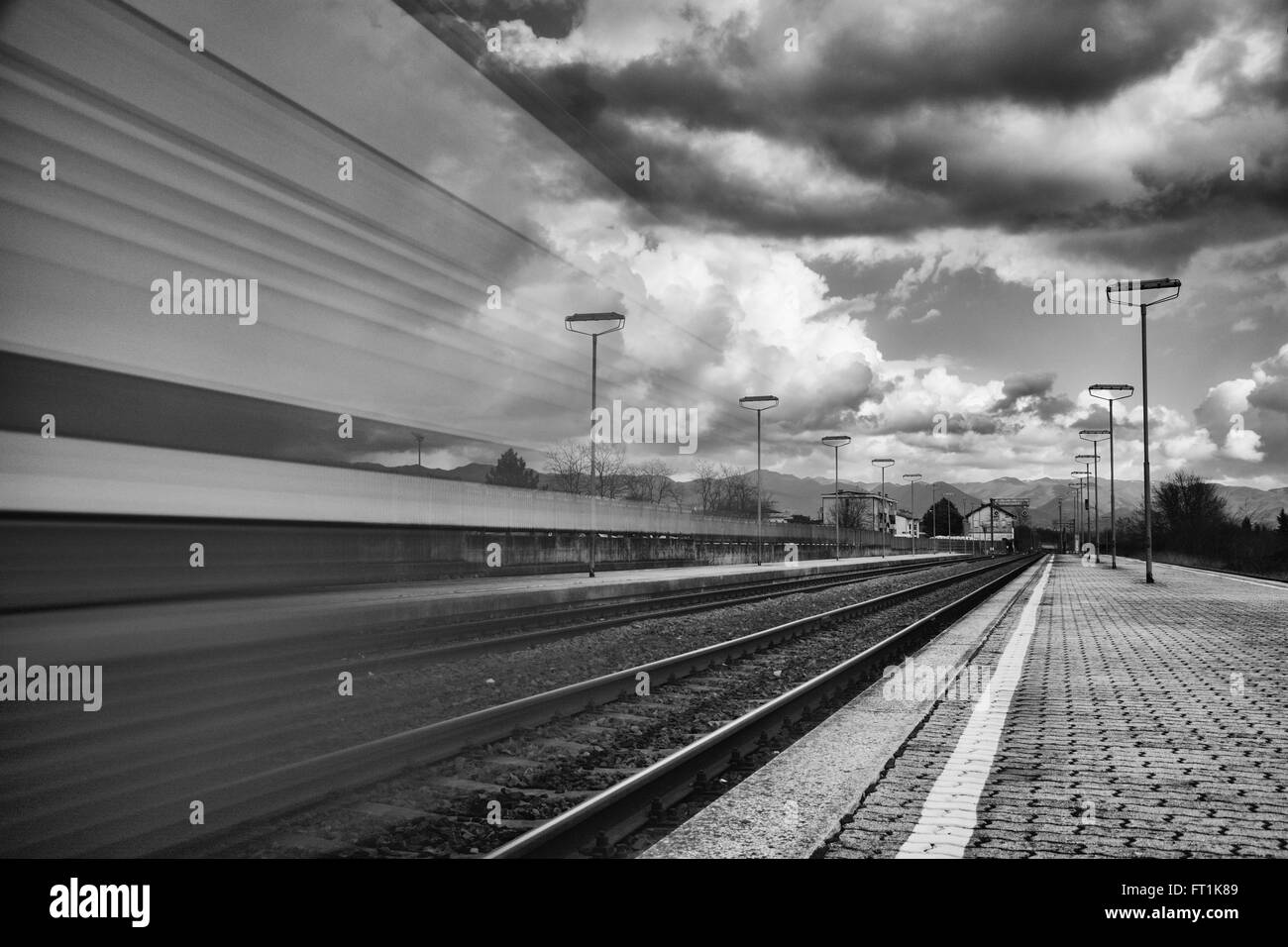 Un train rapide- UN TRAIN QUI VA VITE PHOTOGRAPHIÉ AVEC LA TECHNIQUE D'EXPOSITION LONGUE Banque D'Images