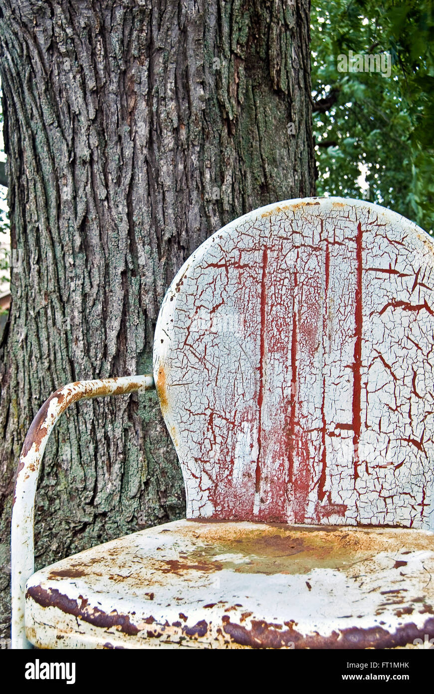 Chaise en métal rouillé en vieux chêne. Banque D'Images