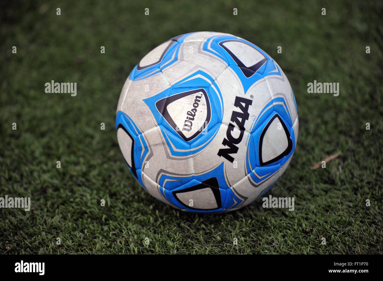 Un ballon est situé le long de la ligne de touche juste avant le début d'un match de soccer. USA. Banque D'Images
