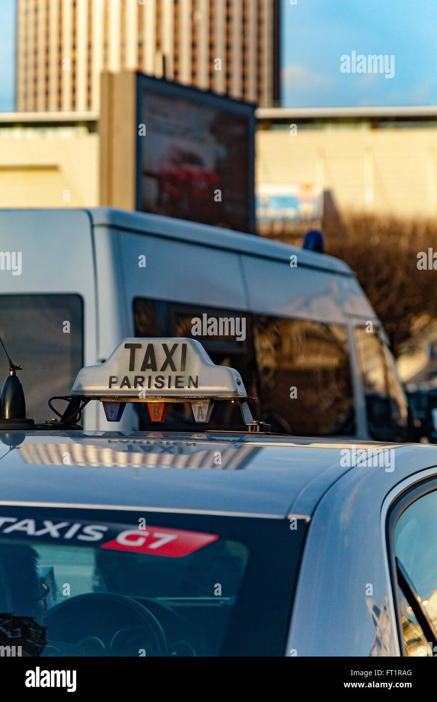 Les taxis parisiens français sur les grèves contre Uber Banque D'Images