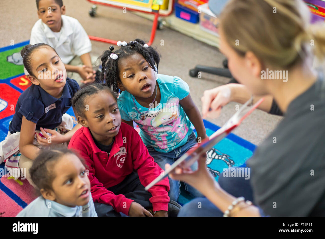 Pontiac, Michigan - Les bénévoles de Fiat Chrysler lire au jardin d'enfants à Herrington école élémentaire. Banque D'Images
