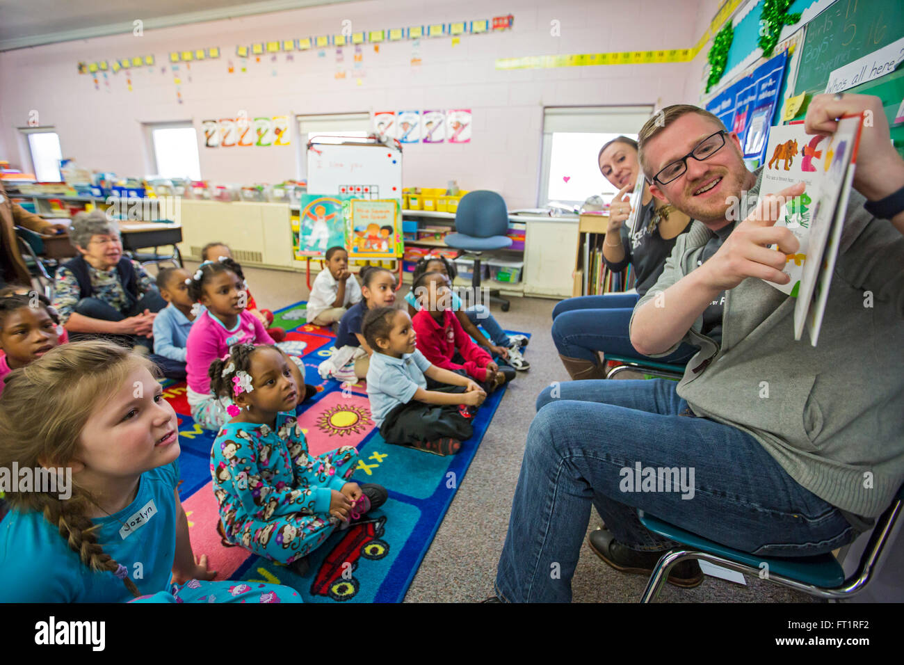 Pontiac, Michigan - Les bénévoles de Fiat Chrysler lire au jardin d'enfants à Herrington école élémentaire. Banque D'Images