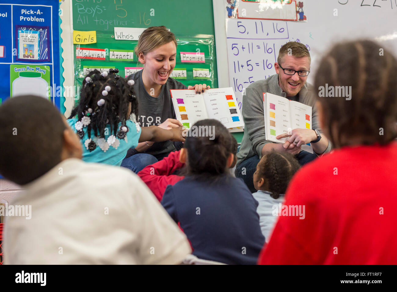 Pontiac, Michigan - Les bénévoles de Fiat Chrysler lire au jardin d'enfants à Herrington école élémentaire. Banque D'Images