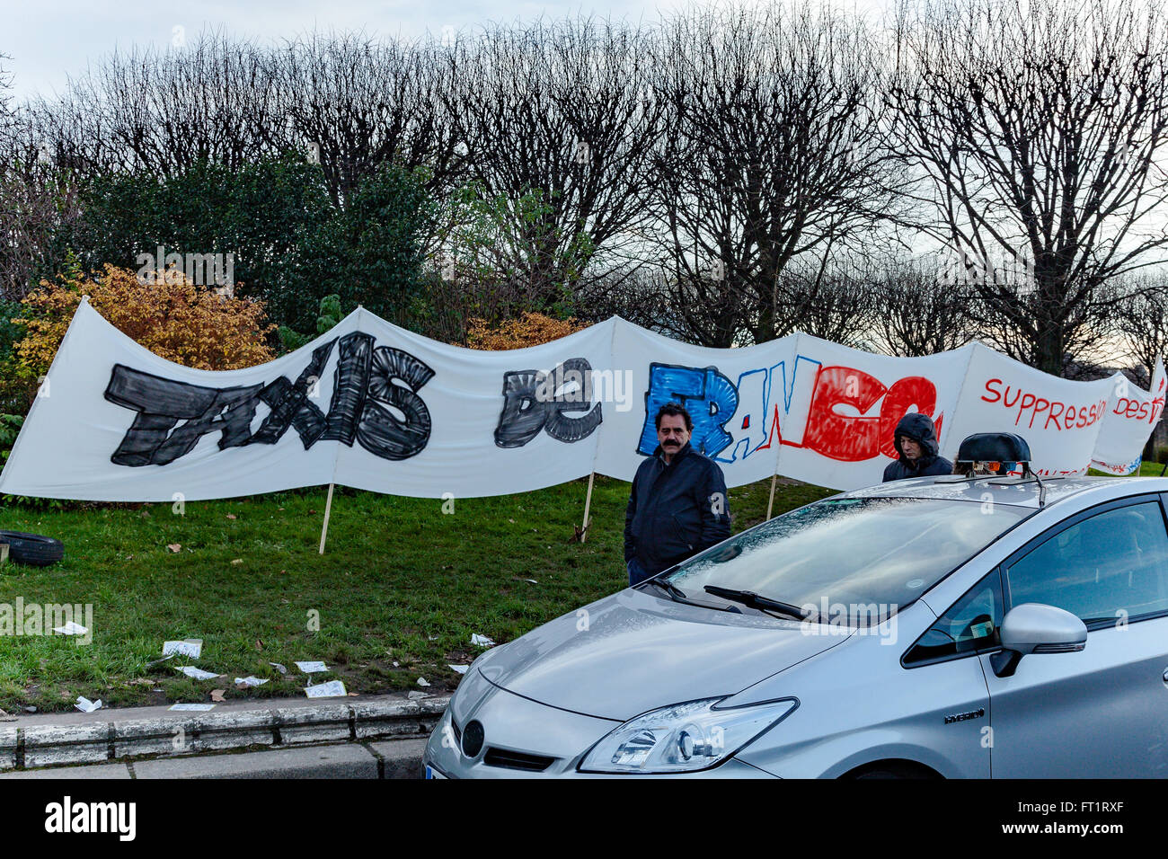 Les taxis parisiens français sur les grèves contre Uber Banque D'Images