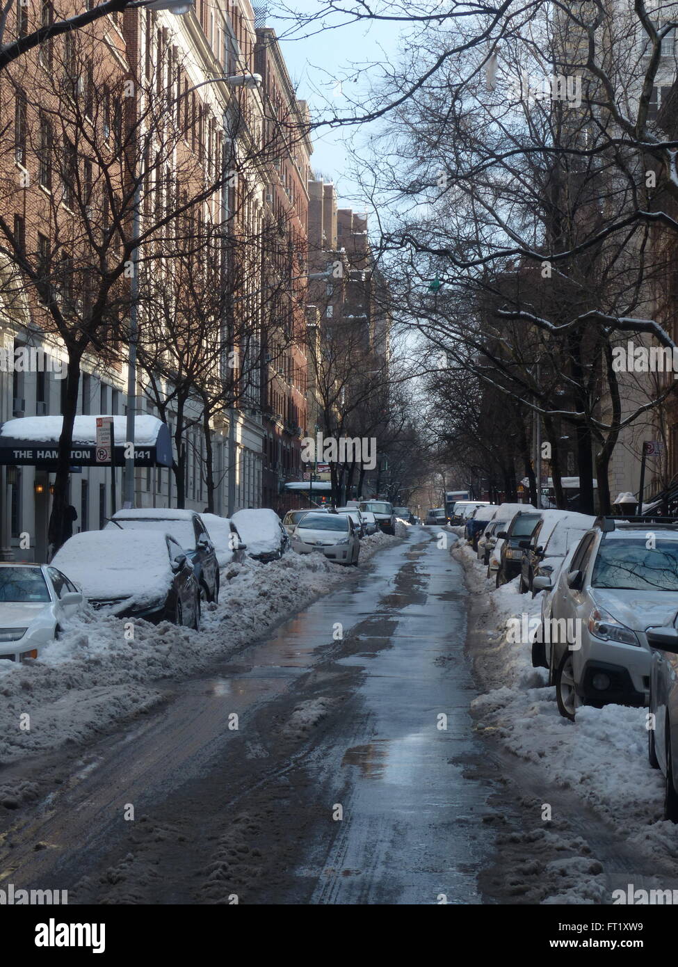 New York, des voitures ensevelies dans la neige après une tempête de neige Banque D'Images