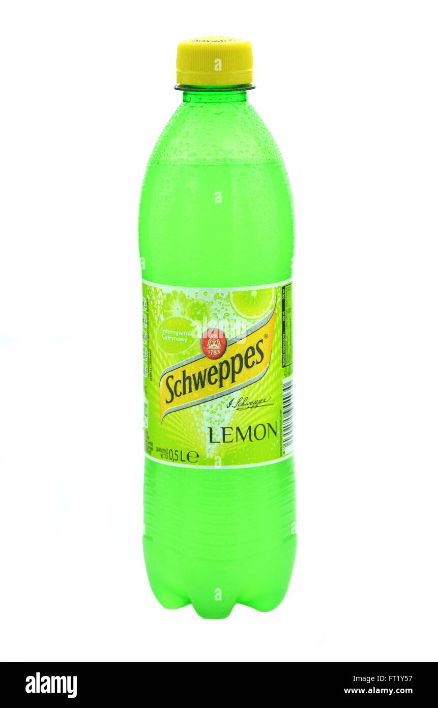 Bouteilles de Schweppes verre sur des glaçons. Schweppes est une marque de boissons y compris les eaux gazéifiées. Banque D'Images