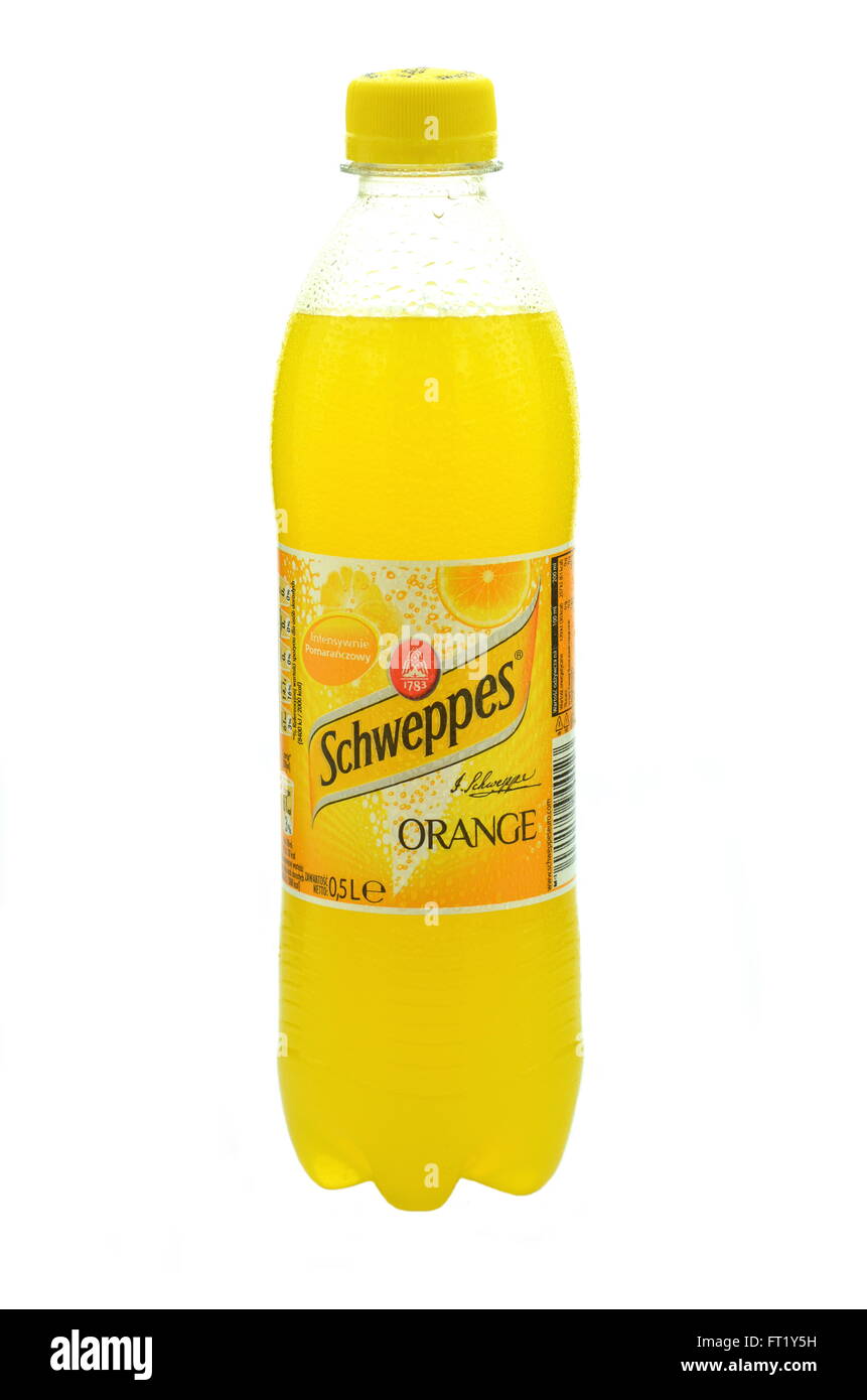 Bouteilles de Schweppes verre sur des glaçons. Schweppes est une marque de boissons y compris les eaux gazéifiées. Banque D'Images