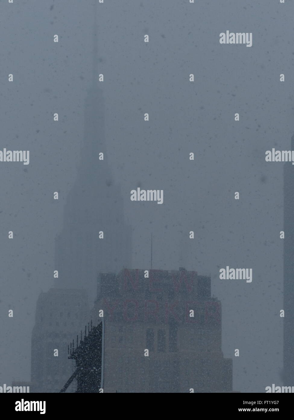 Empire State Building lors d'une forte tempête de neige Banque D'Images