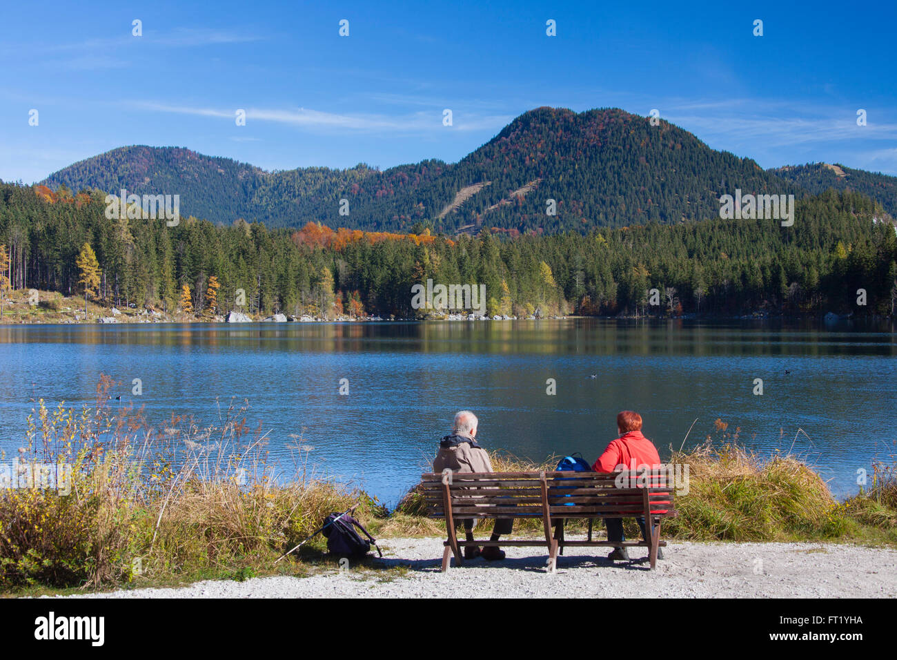 Personnes âgées touristes sur l'établi à au lac Hintersee dans les Alpes bavaroises, Berchtesgaden-campagne, Haute-Bavière, Allemagne Banque D'Images