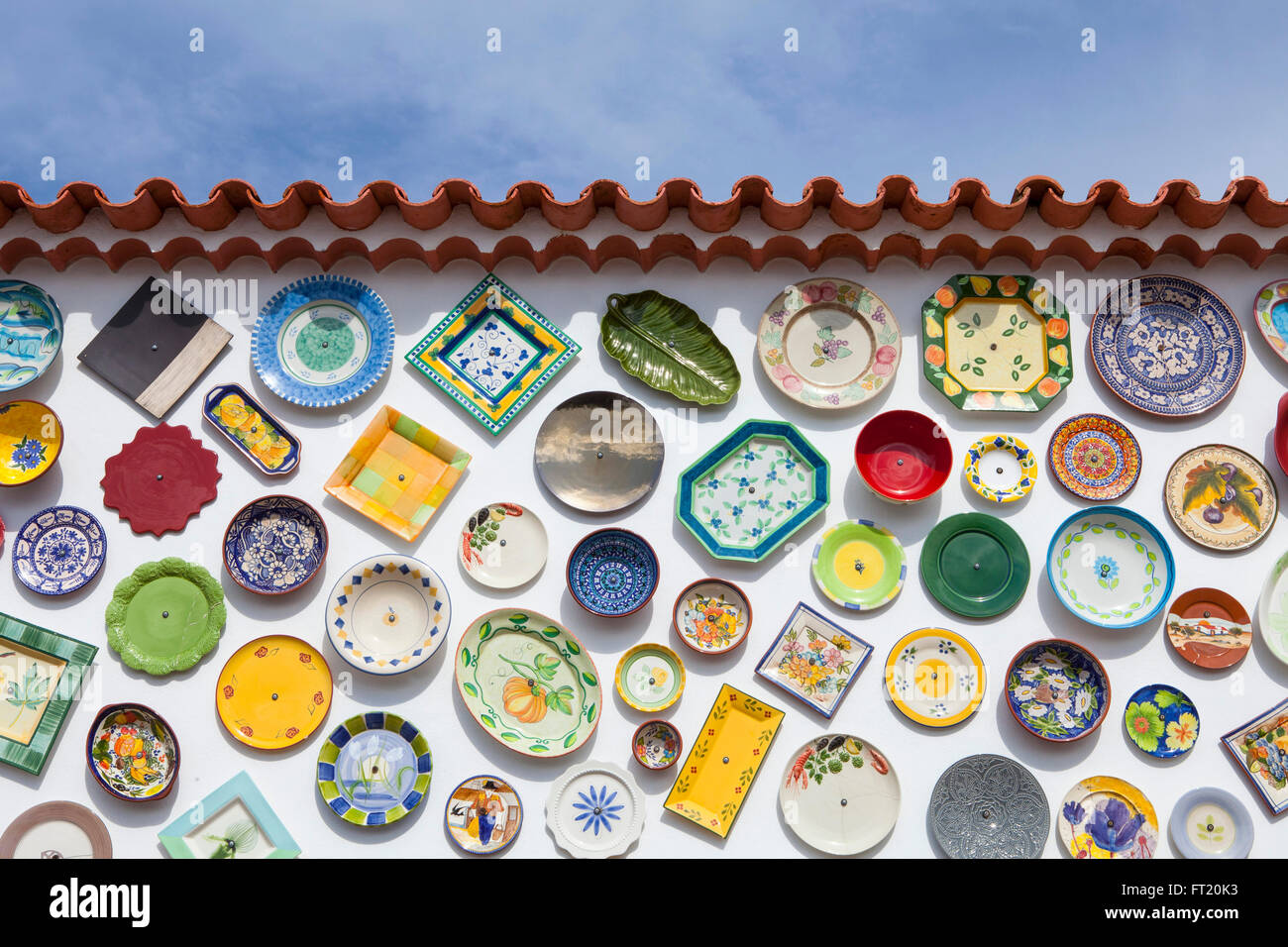 SAGRES, PORTUGAL - octobre 13,2015 : portugais fait main, coloré décoré sur le mur - Plaques en céramique traditionnelle. Banque D'Images