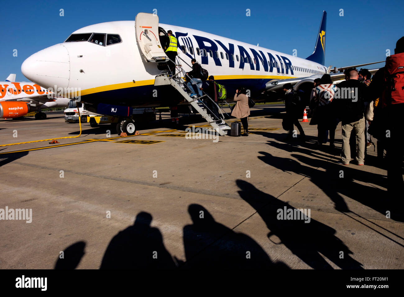 Les passagers qui attendent en ligne à bord d'un avion de Ryanair Banque D'Images