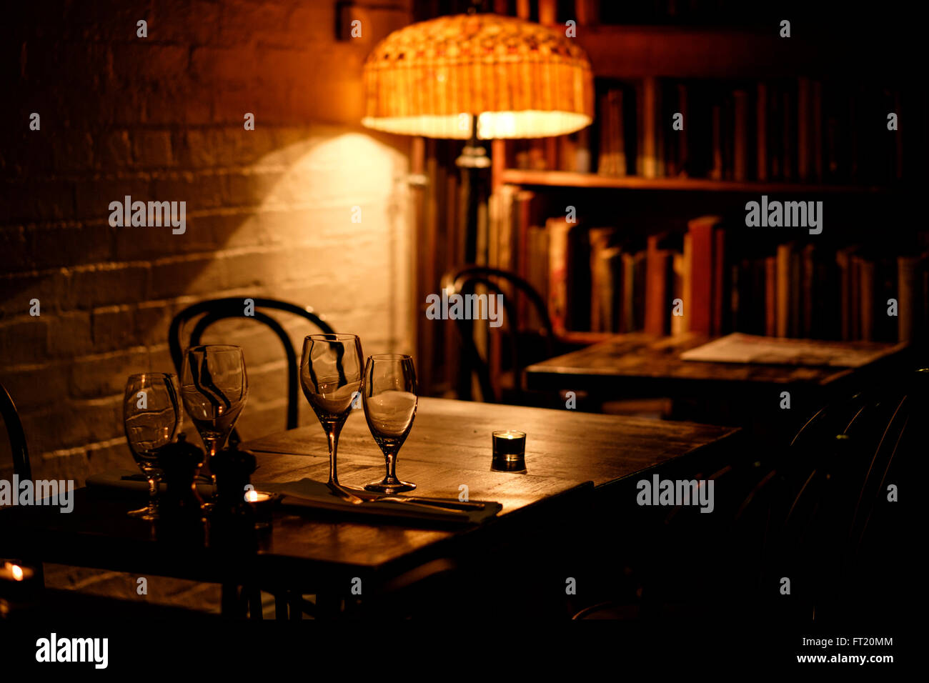 Agréable petit coin avec table au restaurant l'Escalier sinueux à Dublin, en République d'Irlande, Europe Banque D'Images