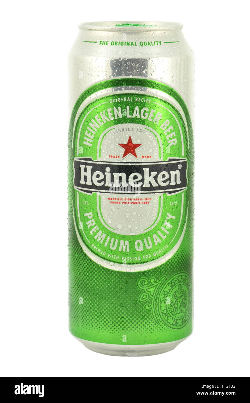 La bière Heineken isolé sur fond blanc. Banque D'Images