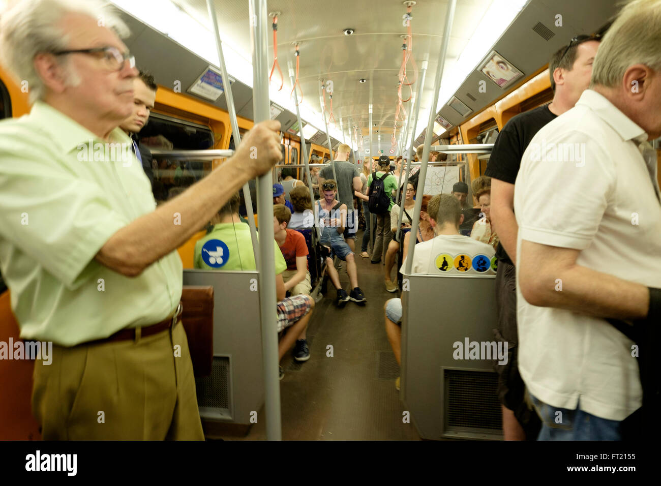 Un vieil homme qui se tient sur le métro (U-Bahn) train à Vienne, Autriche, Europe Banque D'Images
