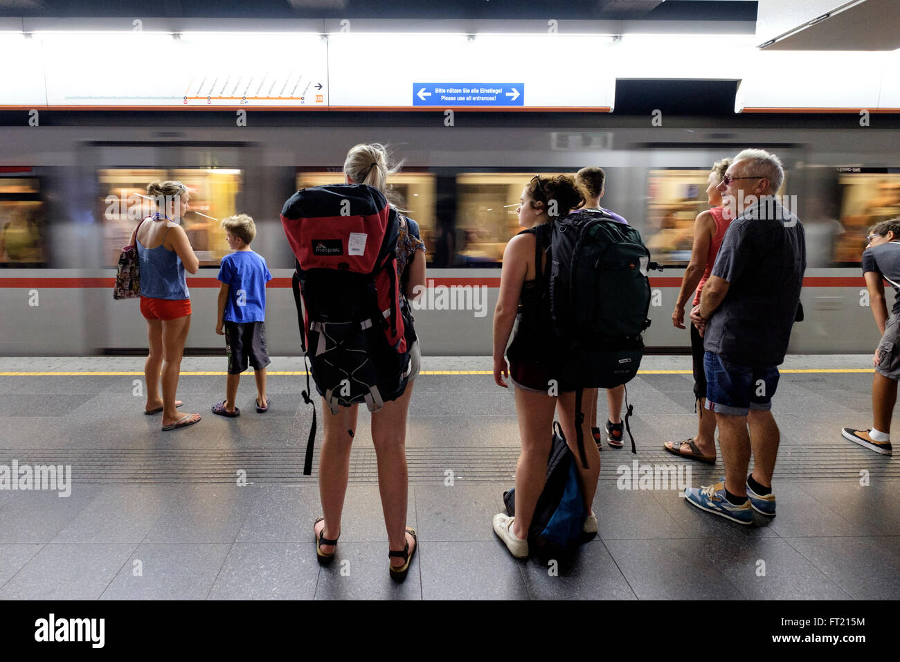 Personnes debout et attendre que le métro (U-Bahn) train d'arrêter à Vienne, Autriche, Europe Banque D'Images