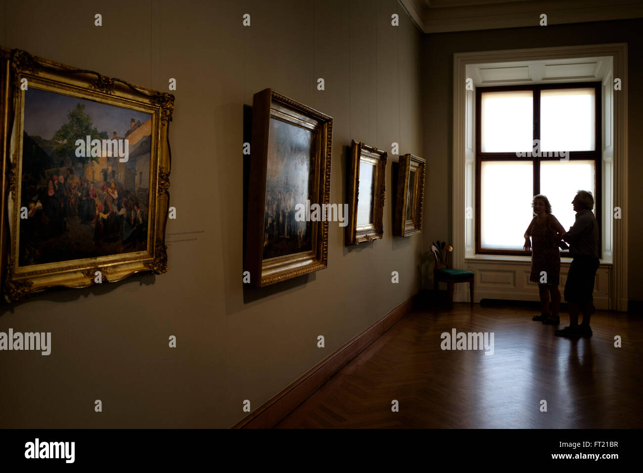 Les personnes à la recherche de peintures au musée du palais du Belvédère à Vienne, Autriche, Europe Banque D'Images