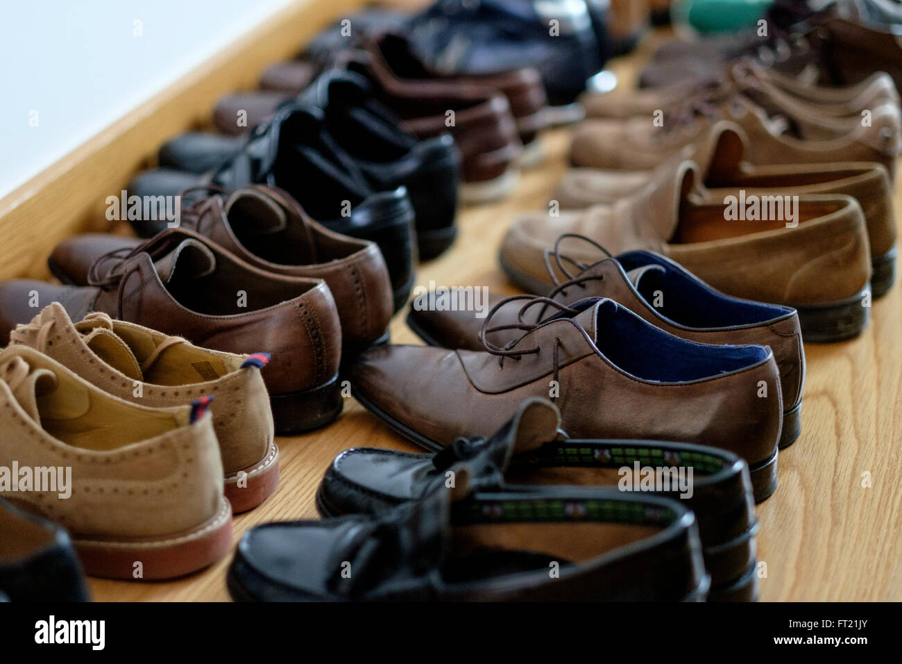 Ligne de chaussures pour hommes alignés sur le sol Photo Stock - Alamy