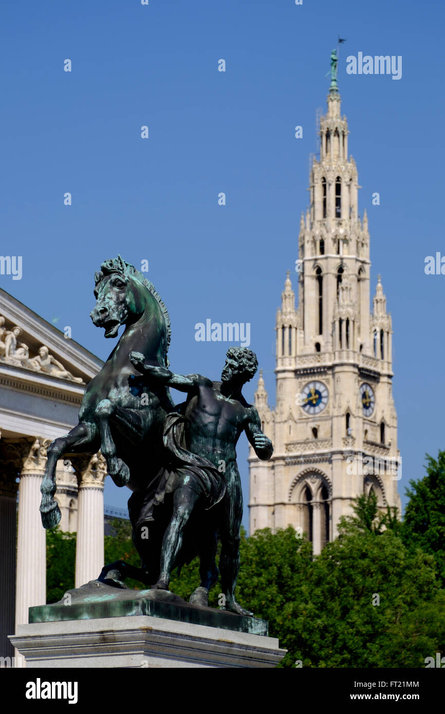 Statue en bronze d'un cheval tamer en face de la tour de l'Hôtel de ville de Vienne, Autriche, Europe Banque D'Images