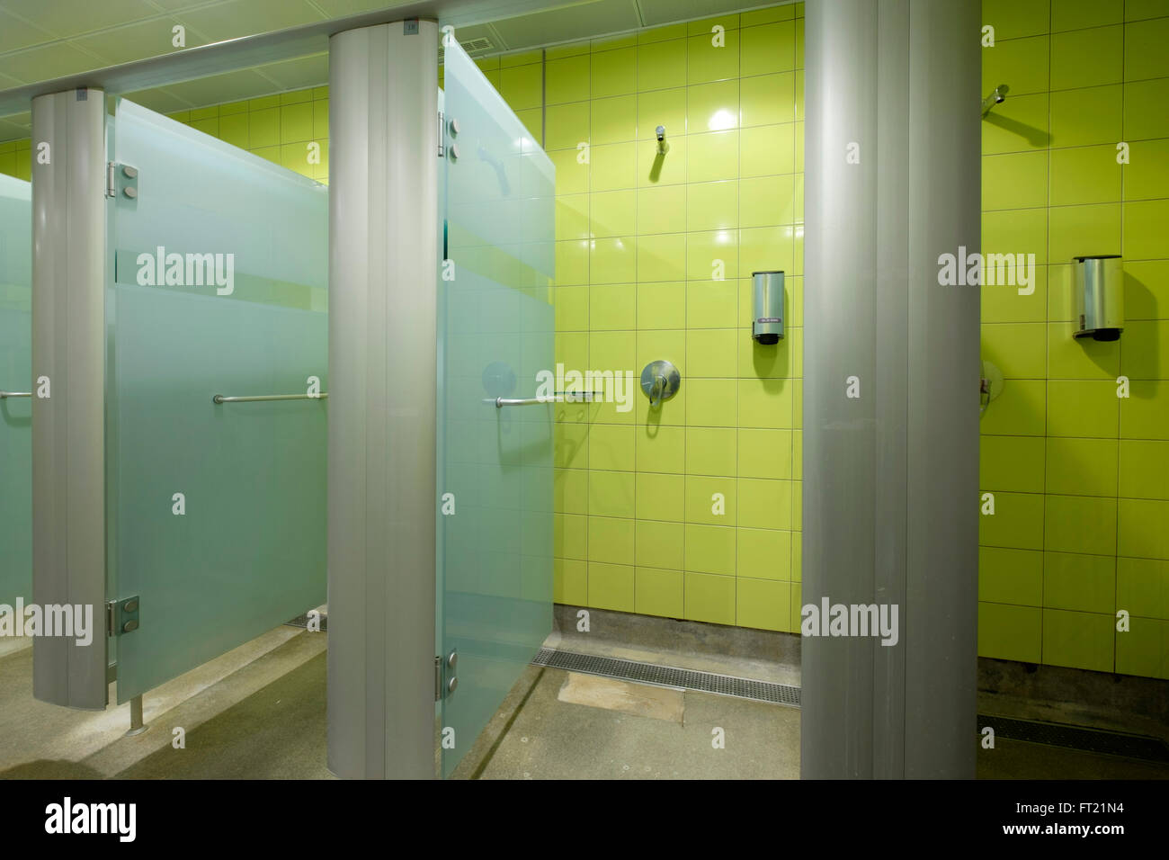 Cabines de douche dans la salle de sport Banque D'Images
