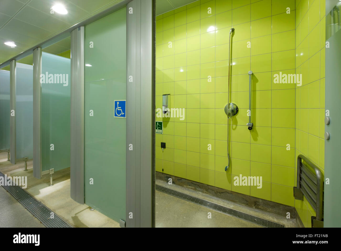 Mobilité cabine de douche dans la salle de sport Banque D'Images