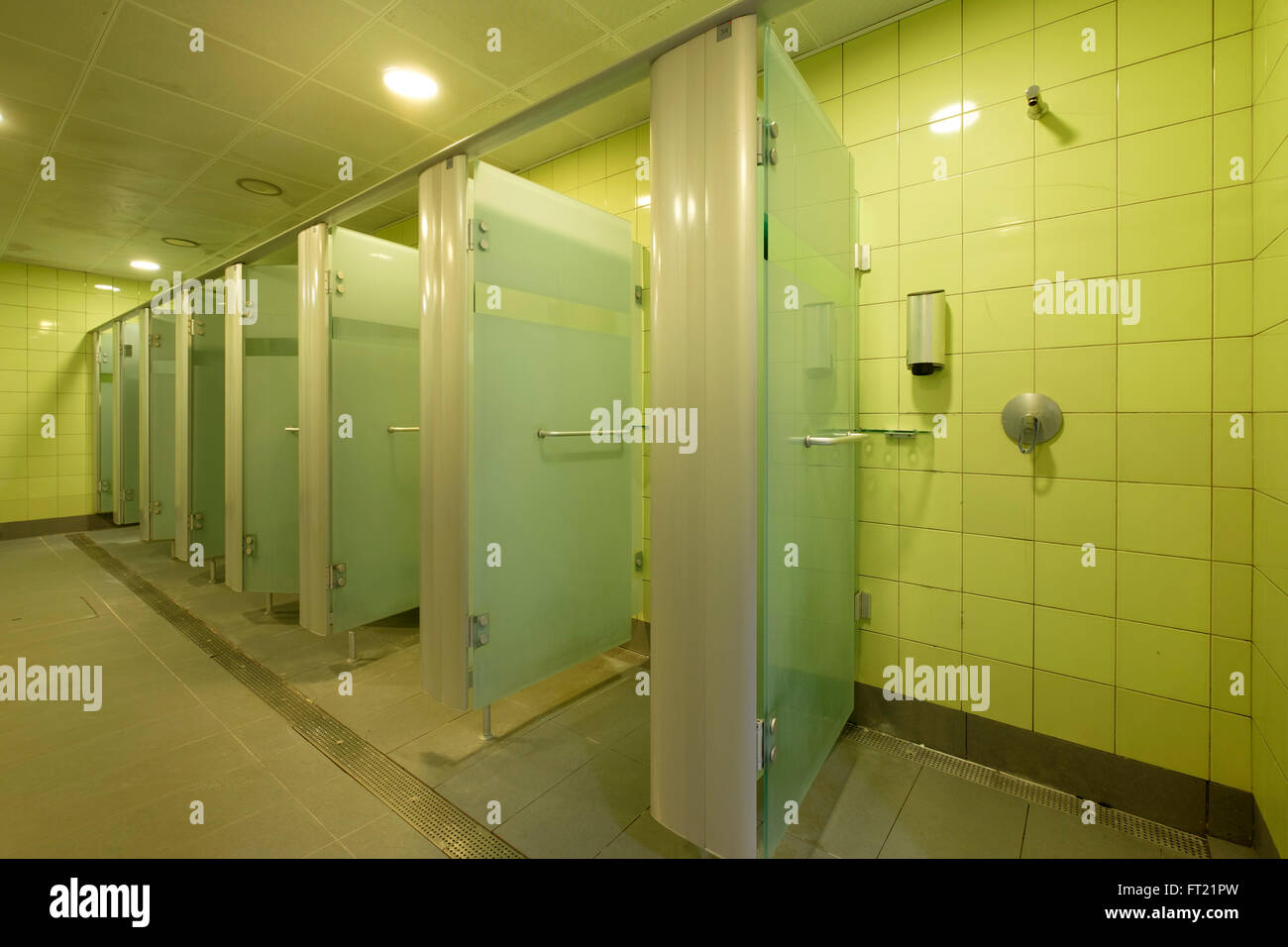 Cabines de douche dans la salle de sport Banque D'Images