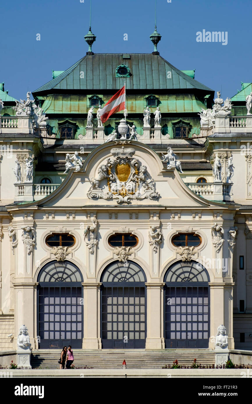 Un couple qui en selfies avant de la partie supérieure du Palais du Belvédère à Vienne, Autriche, Europe Banque D'Images
