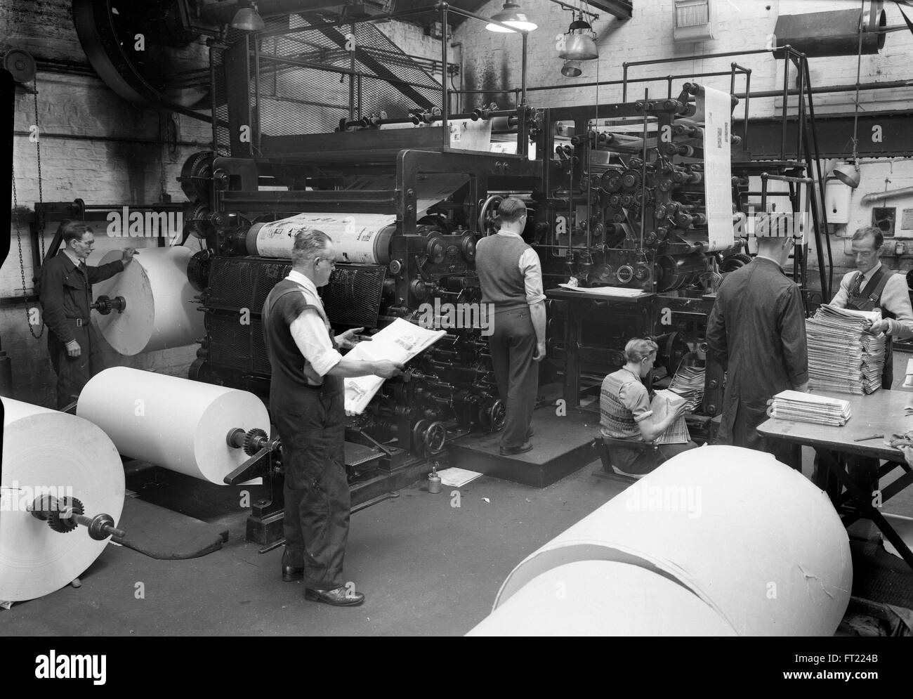 La production de journaux press Grande-bretagne 1960 1950 journaux d' impression des imprimantes du personnel travailleurs travailleur de faire  l'histoire de la plaque d'impression technologie anciennes méthodes de  production d'un journal britannique uk