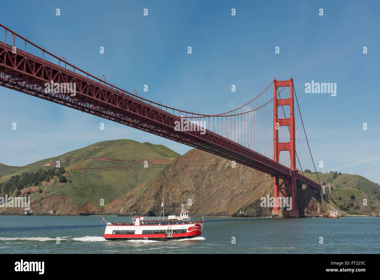 Bateau de plaisance passant sous le Golden Gate Bridge à San Francisco, Californie, USA Banque D'Images