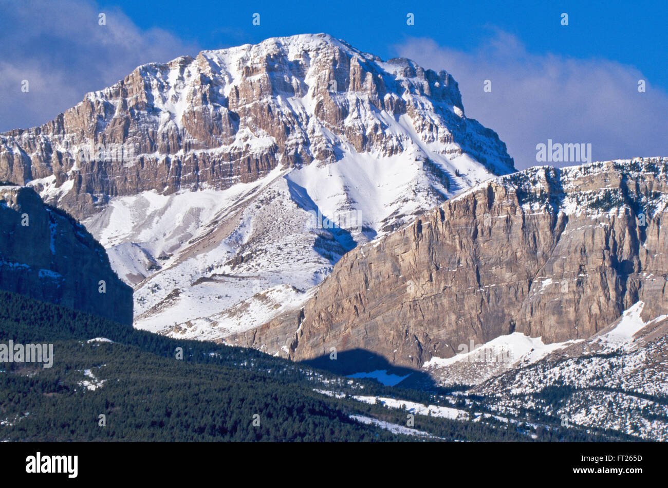 Mont frazier et le volcan de corail le long de la façade, au-dessus des montagnes rocheuses du canyon blackleaf près de bynum, Montana Banque D'Images