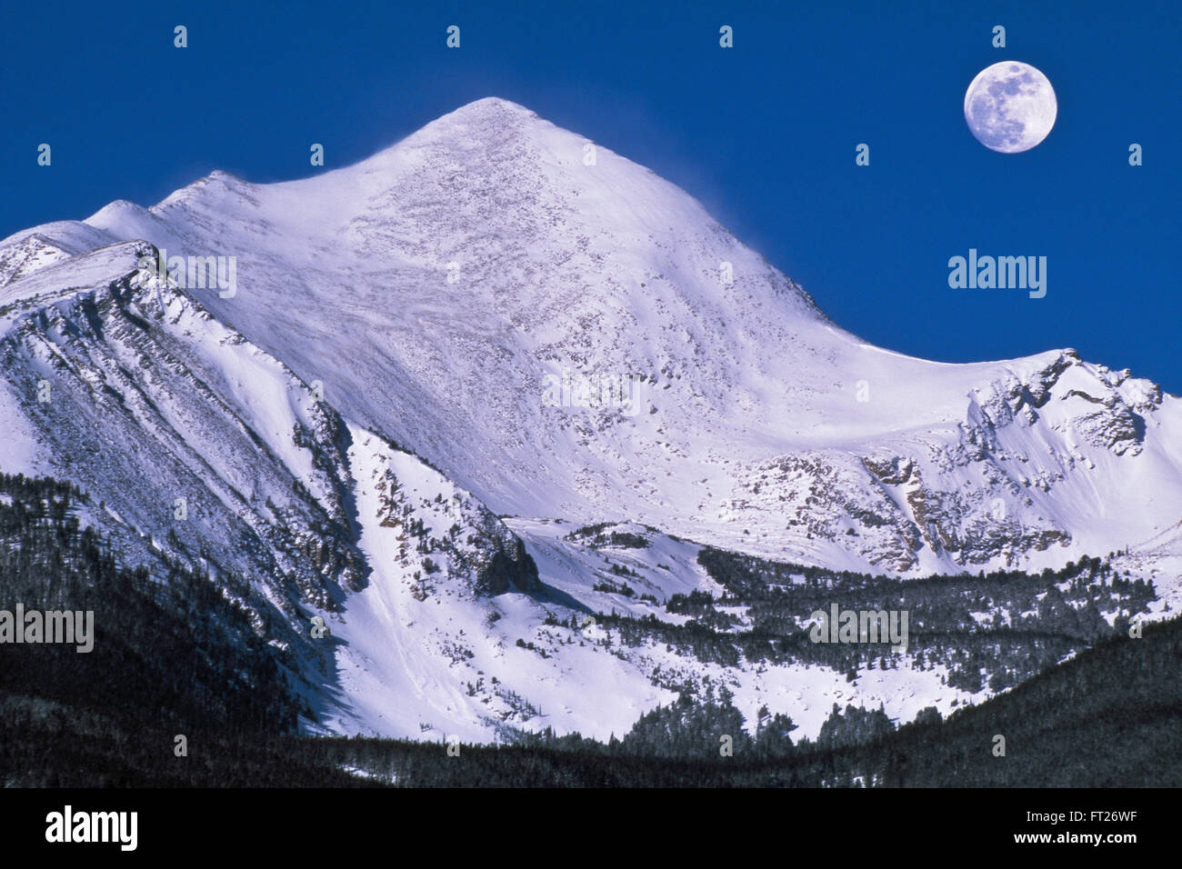 Lune au-dessus de torrey montagne à l'est gamme pioneer en hiver près de Dillon, Montana Banque D'Images