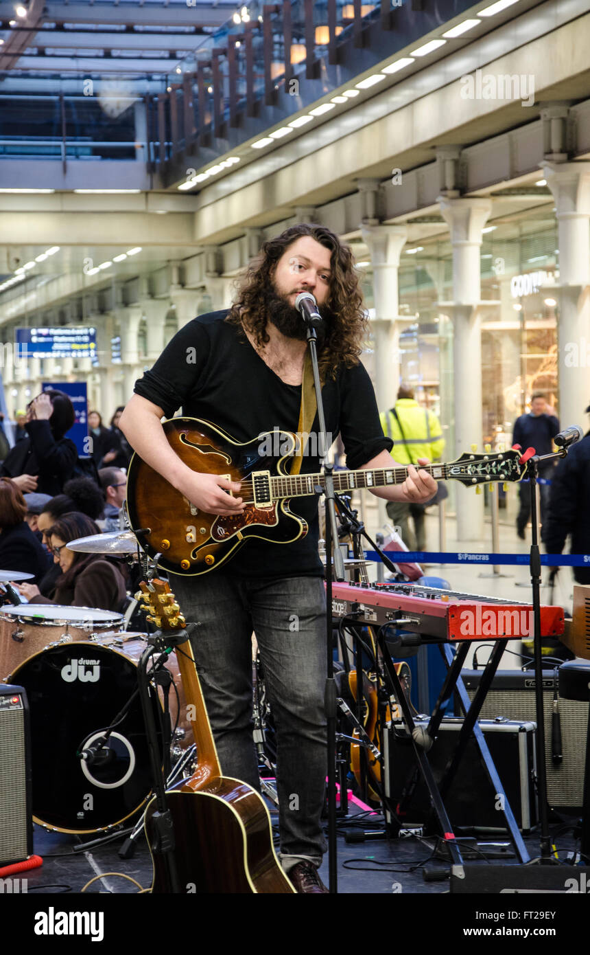 John Joseph Brill effectuant un 30 minutes fixé à un concert à St Pancras International Railway Station. Banque D'Images