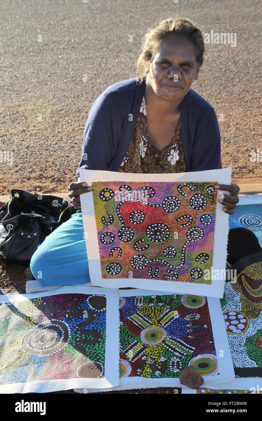 Un artiste aborigène jean brumby afficher ses peintures à Uluru Banque D'Images