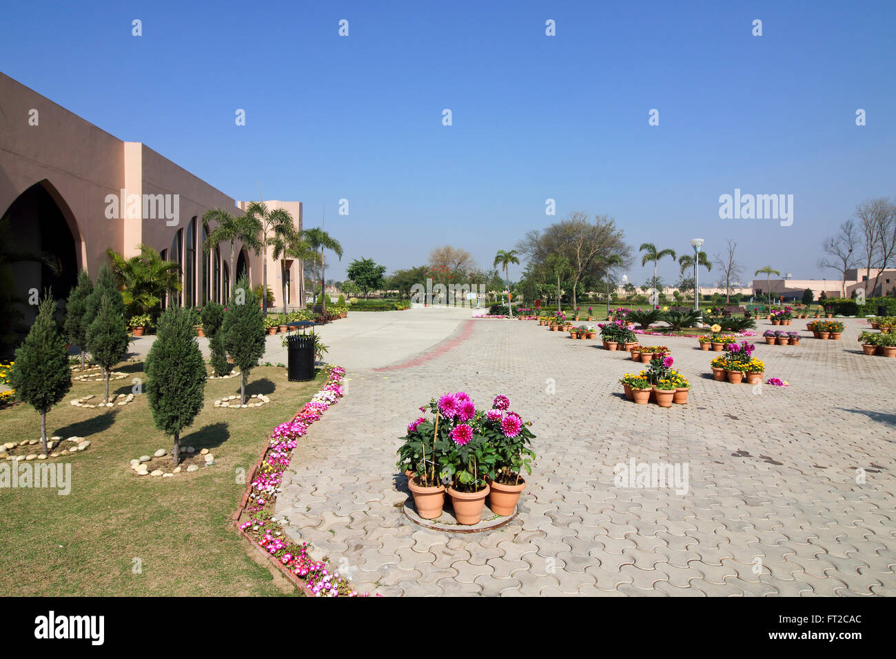 Des fleurs colorées dans les beaux jardins autour du Baba Banda Singh Bahadur monument sous un ciel bleu. Banque D'Images