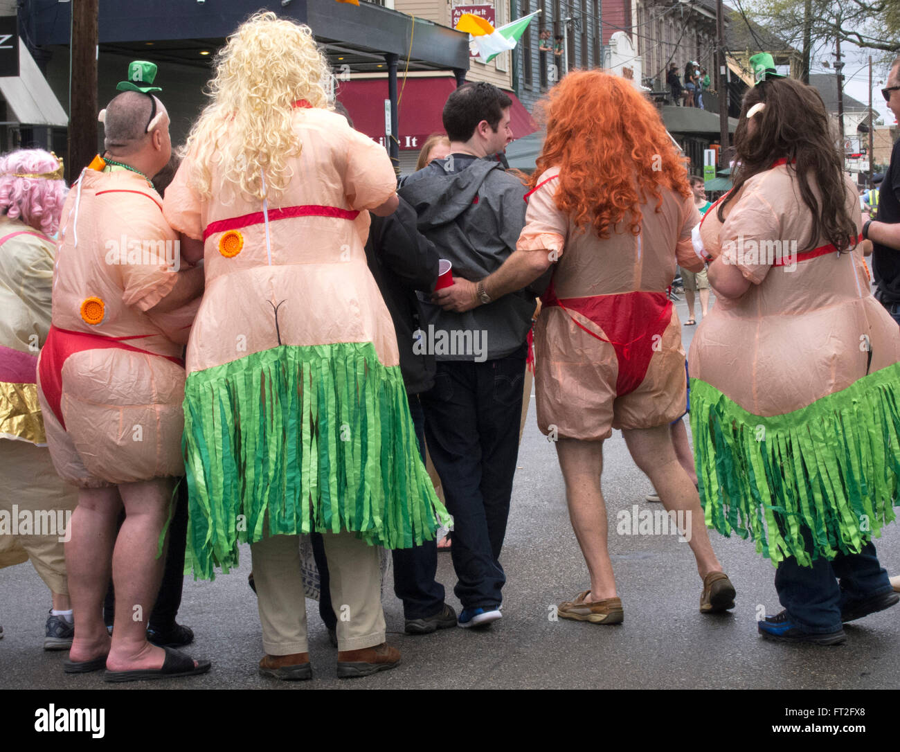 Un groupe de jeunes chahuteurs hommes habillés en femmes graisse sur Magazine St. à New Orleans. Banque D'Images