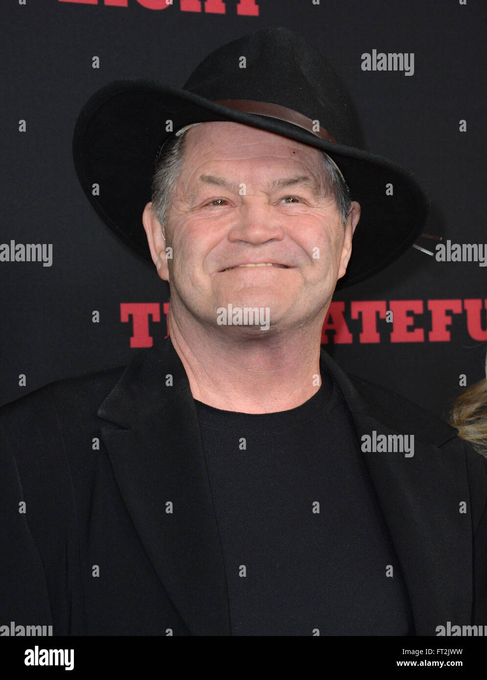 LOS ANGELES, CA - 7 décembre 2015 : Micky Dolenz lors de la première mondiale de Quentin Tarantino "l'odieuse huit' au Dôme de Cinerama, Hollywood Banque D'Images