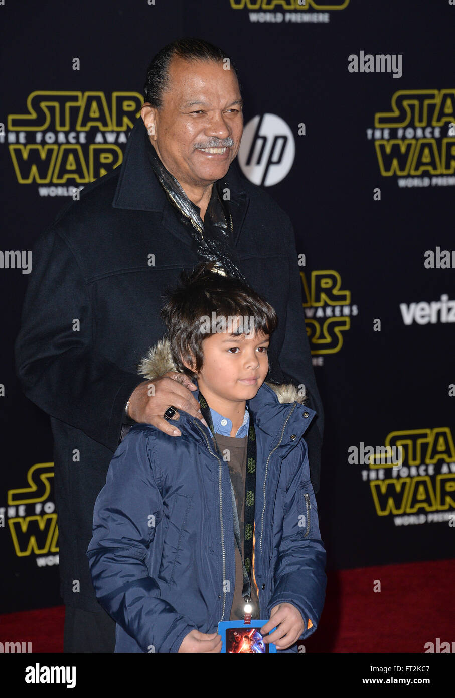 LOS ANGELES, CA - le 14 décembre 2015 : l'acteur Billy Dee Williams & petit-fils lors de la première mondiale de 'Star Wars : The Force éveille' sur Hollywood Boulevard Banque D'Images