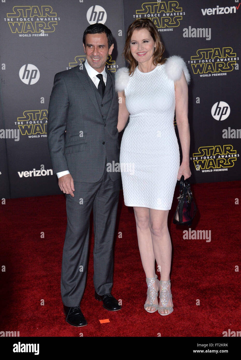LOS ANGELES, CA - le 14 décembre 2015 : l'actrice Geena Davis & mari Dr. Reza Jarrahy lors de la première mondiale de 'Star Wars : The Force éveille' sur Hollywood Boulevard Banque D'Images