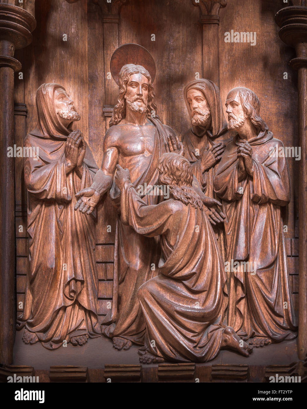 Jésus répond à ses disciples, l'un d'une série de sculptures en bois du xive siècle illustrant la vie de Jésus Christ. Banque D'Images
