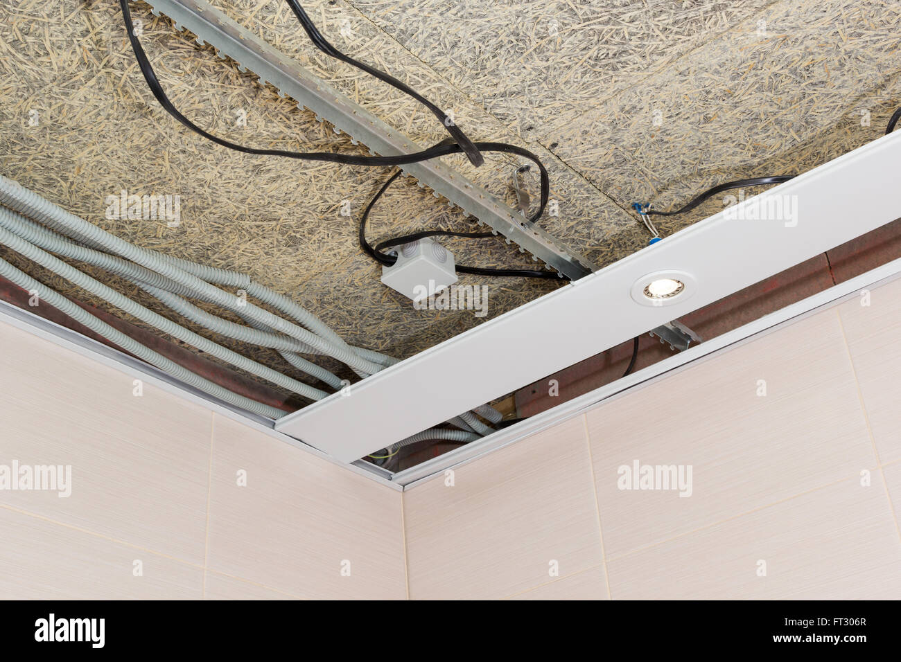 Tapis de plafonds suspendus et câblage électrique Banque D'Images