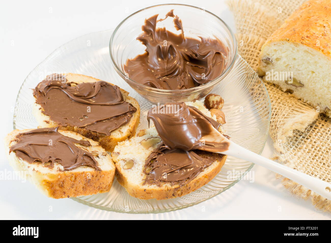Crème au Chocolat sur une des tranches de pain de noix Banque D'Images