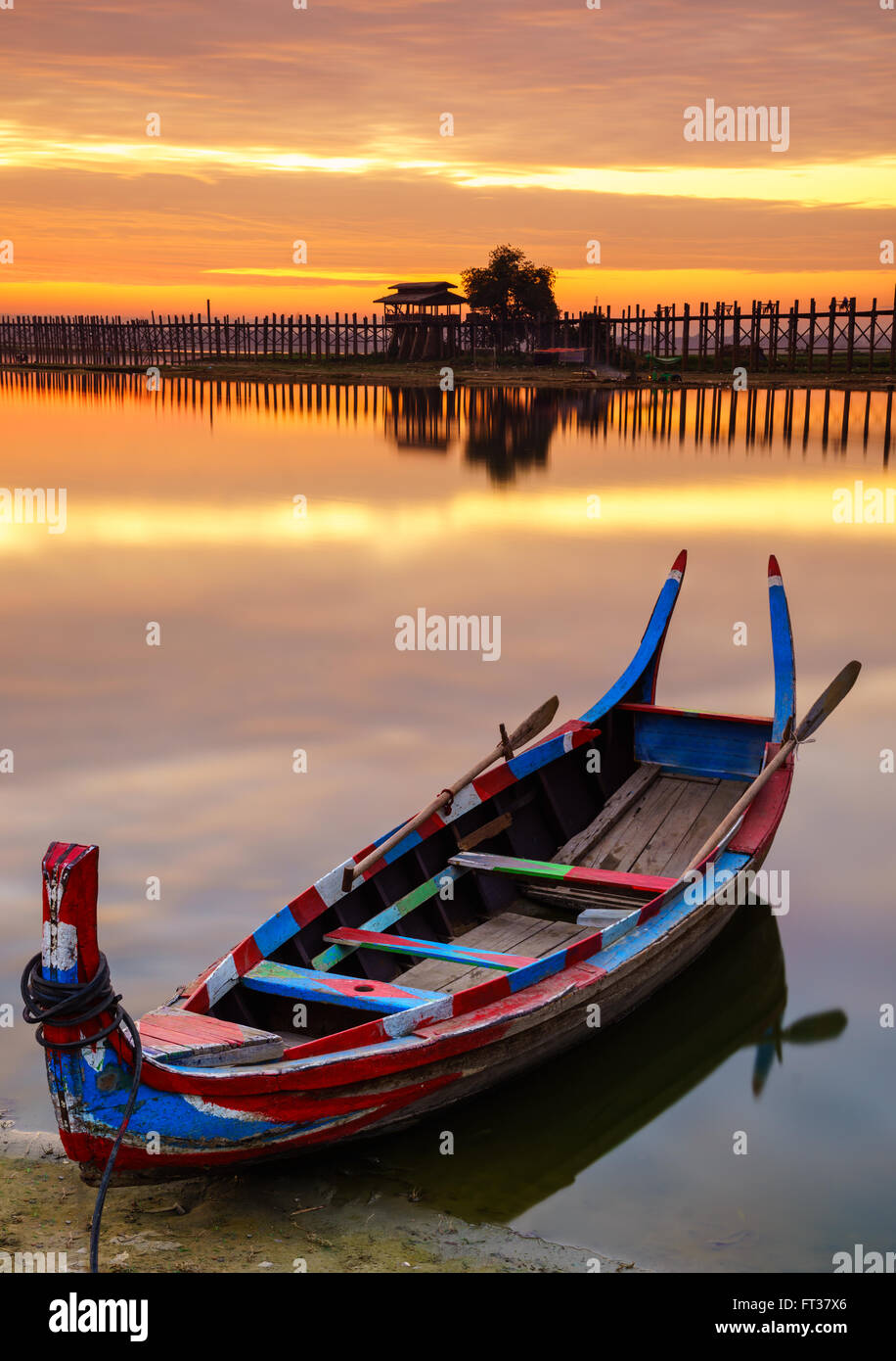 Bateau en bois en Ubein Bridge au lever du soleil, Mandalay, Myanmar (le plus long pont en bois du monde) Banque D'Images