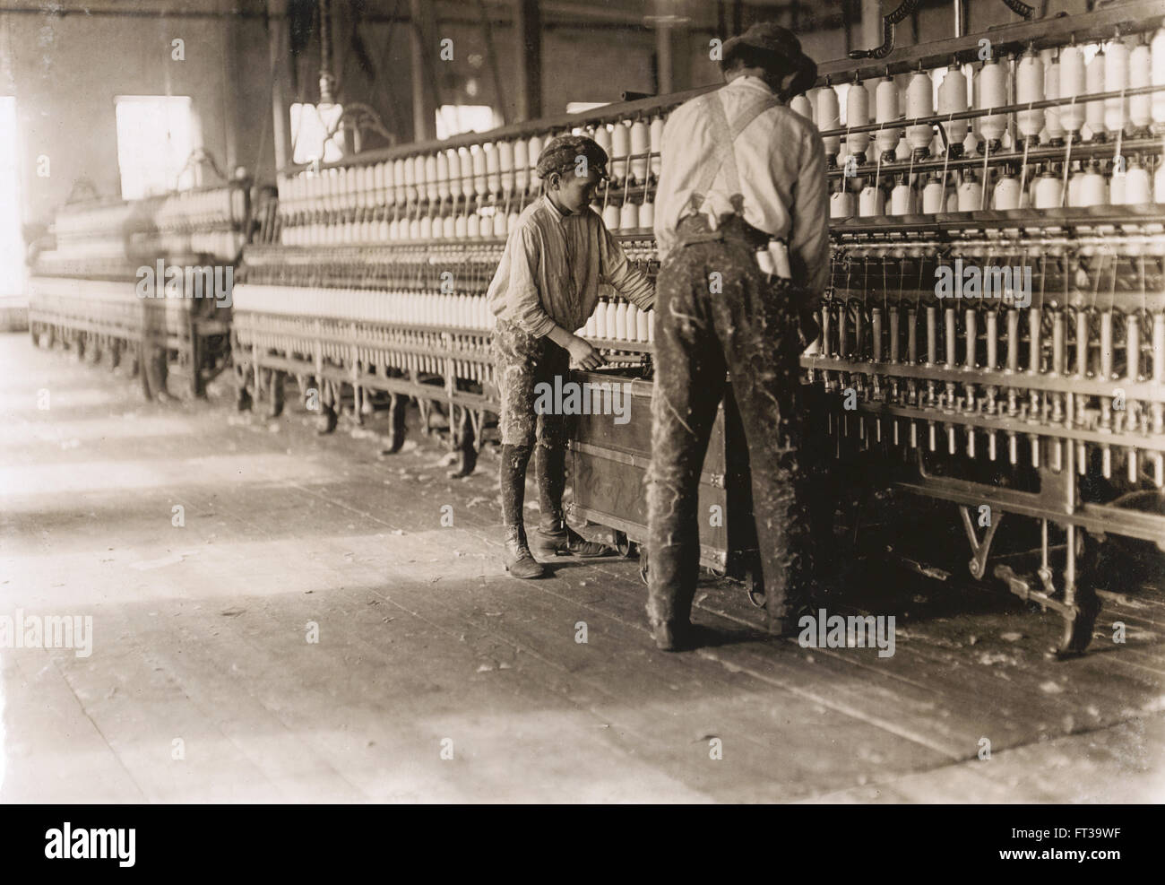 Jeune garçon l'aide à la suppression de disques à usine de coton, Cherryville, North Carolina, USA, vers 1908 Banque D'Images