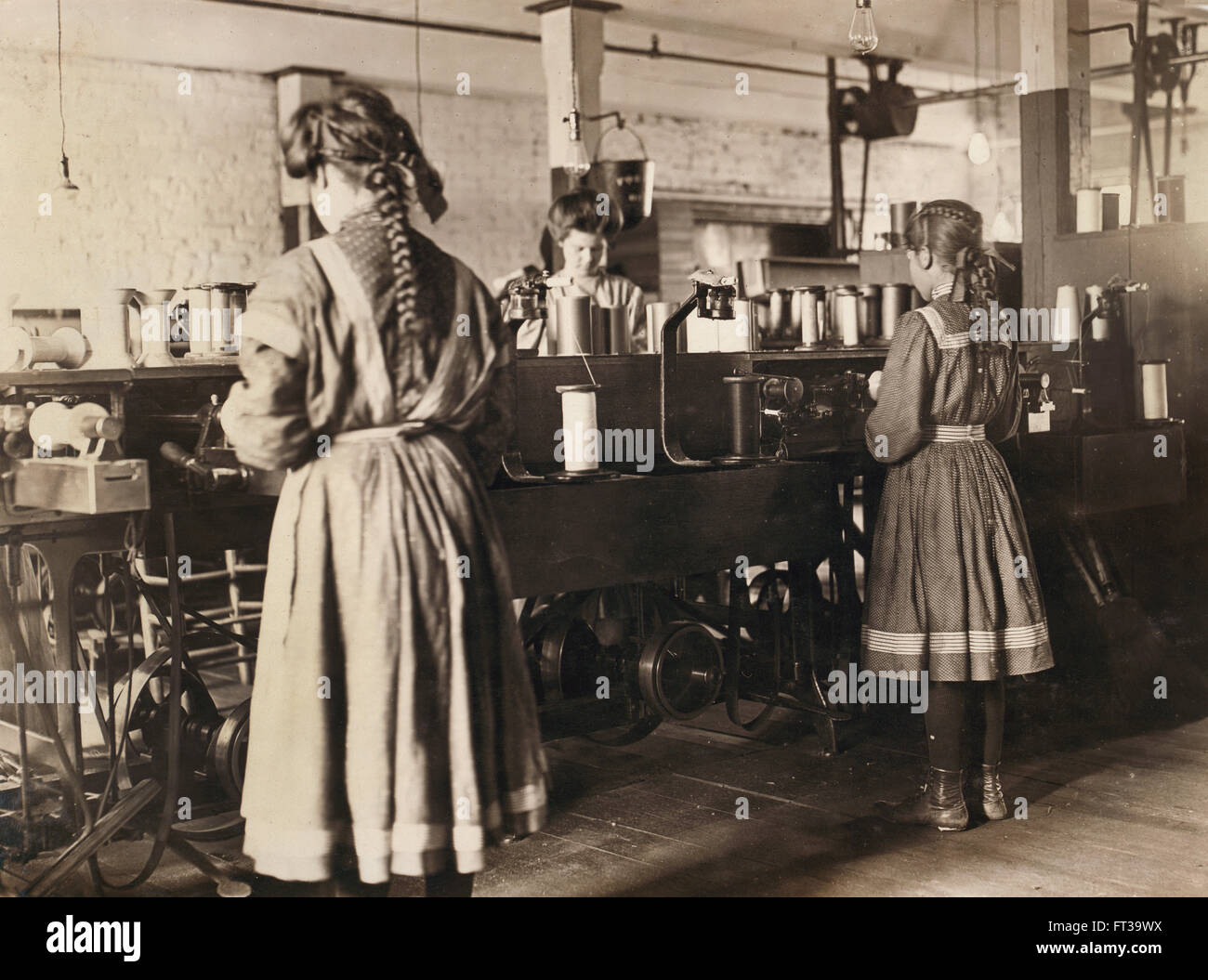 Trois jeunes filles qui travaillent dans le département de coton, Bibb Manufacturing Company, Macon, Georgia, USA, vers 1909 Banque D'Images