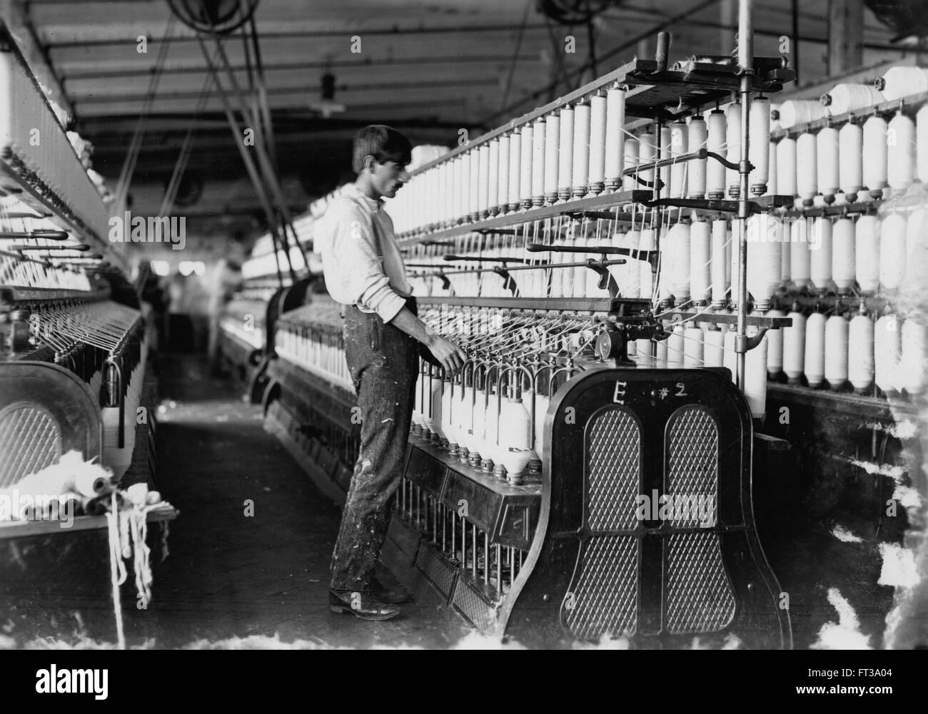 Homme travaillant à la filature de coton de Marysville, châssis à Newton, Caroline du Nord, Etats-Unis, vers 1908 Banque D'Images