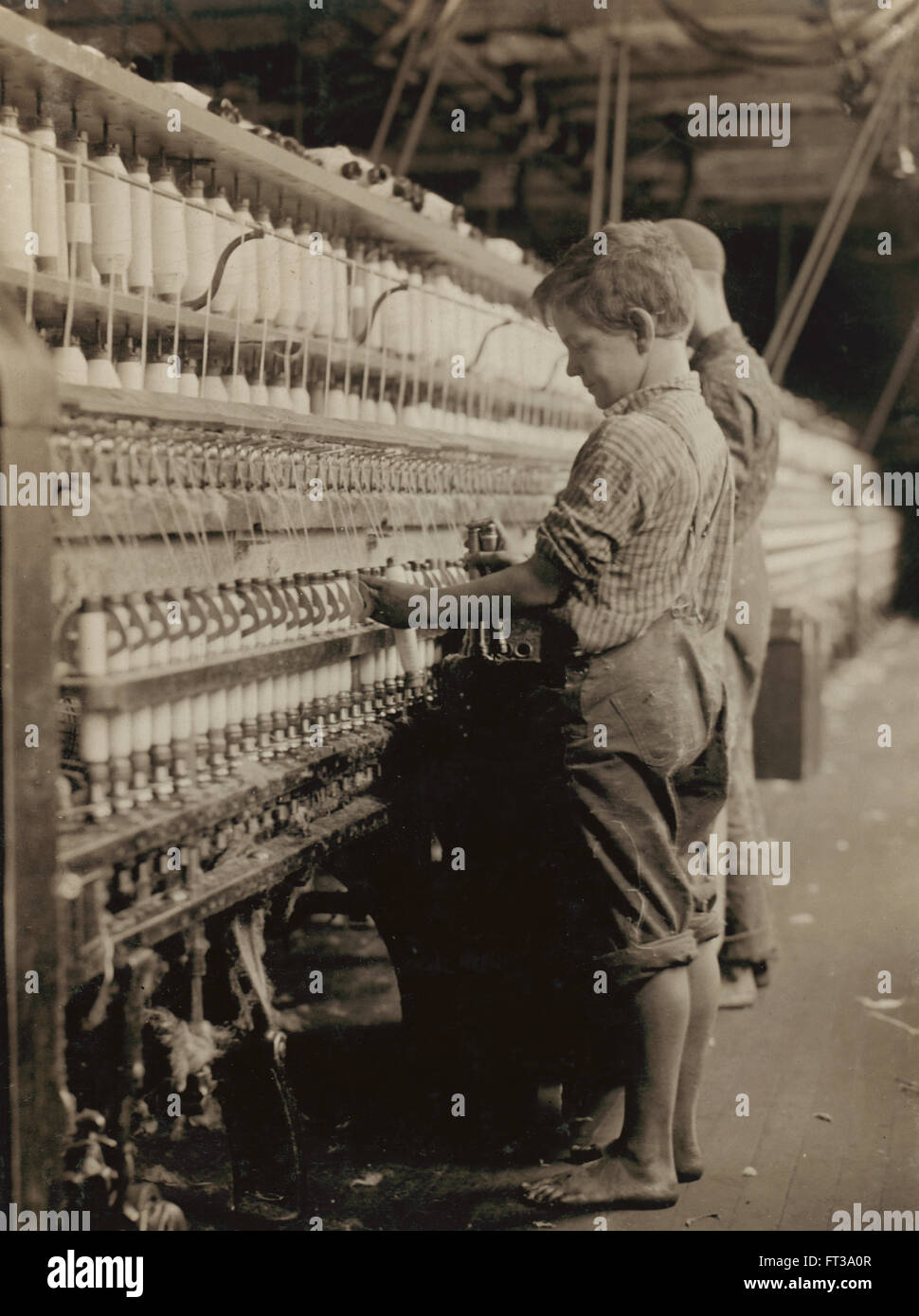 Deux jeunes garçons travaillant comme Doffers au nord, dans une filature de coton Pownal, Vermont, Etats-Unis, vers 1910 Banque D'Images