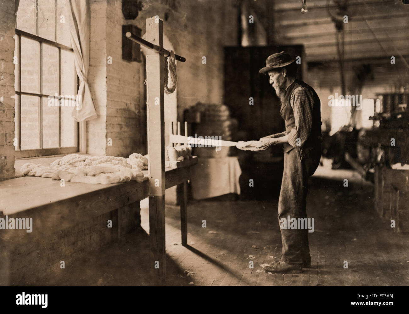 Un homme âgé de l'inspection au fil de coton de Marysville, Rhodes, Mfg Company, Troy, New York, USA, 1908 Banque D'Images